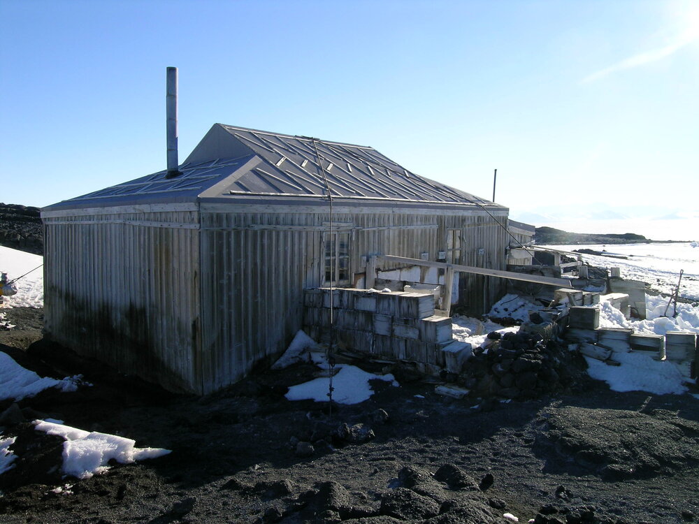 2005 Shackleton's 'Nimrod' hut North wall during snow removal