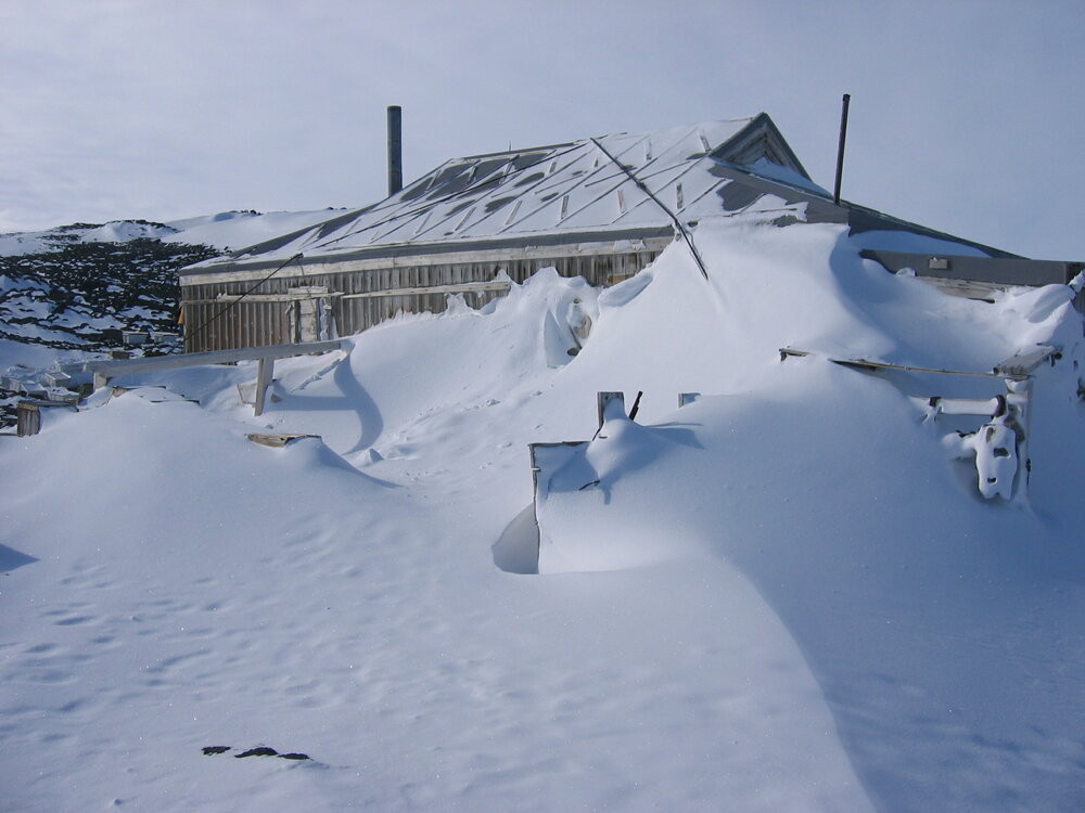2005 Snow build-up around the North wall of Shackleton's 'Nimrod' hut