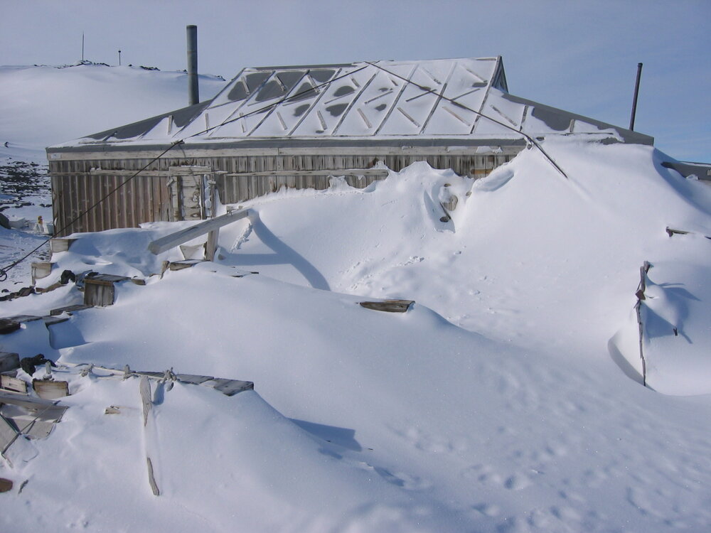 2005 Snow build-up around the North wall of Shackleton's 'Nimrod' hut