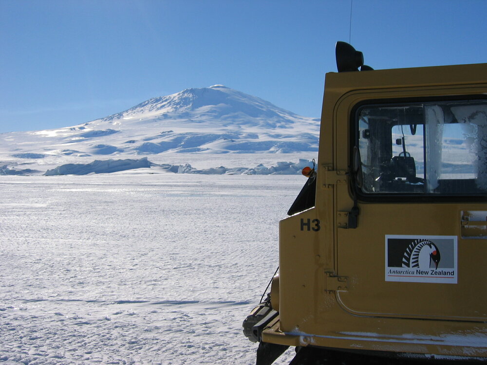 2005 H&auml;gglunds travelling with Mount Erebus in the background