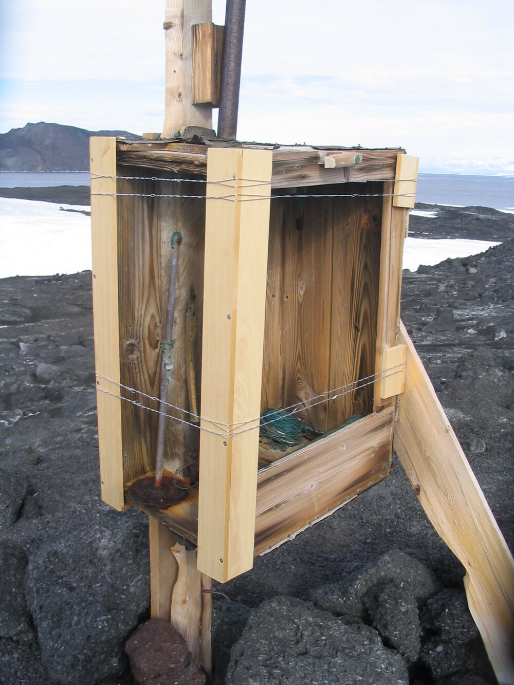 2006-07 Emergency repairs to the Instrument shelter on Wind Vane Hill (012)