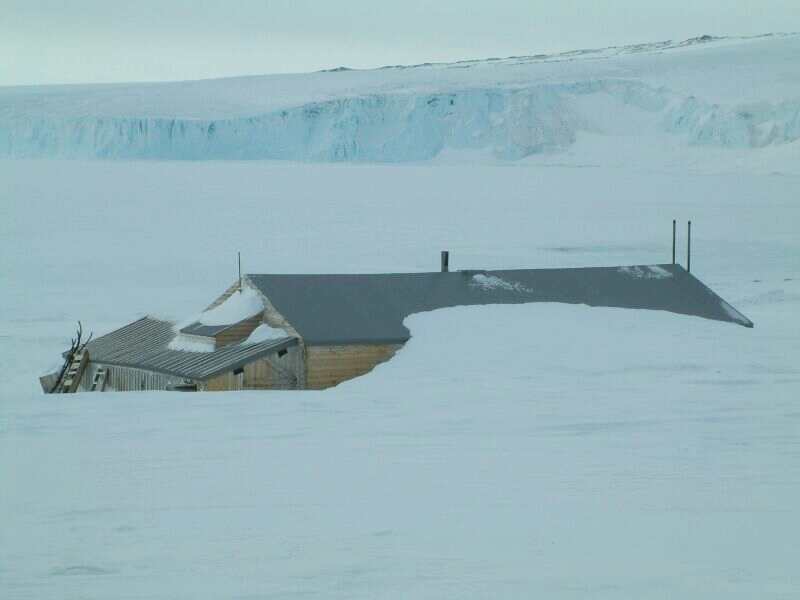 2003 Scott's 'Terra Nova' hut with snow build-up (001)