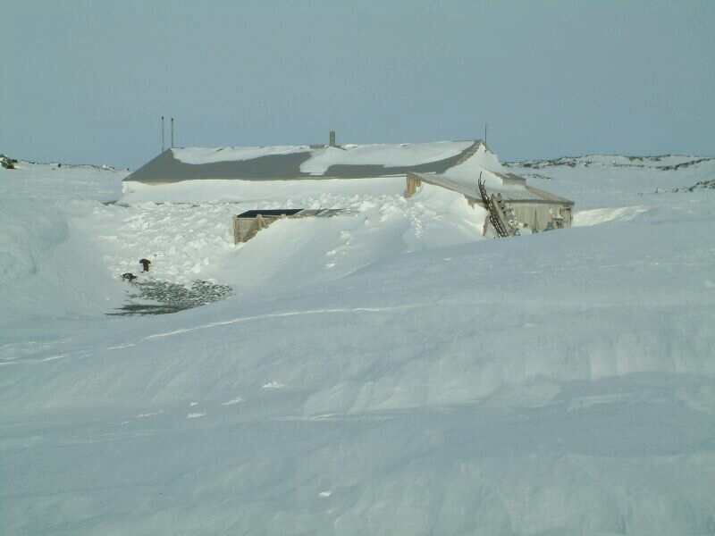 2003 Scott's 'Terra Nova' hut with snow build-up (002)