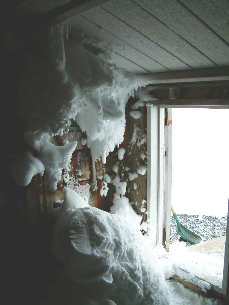 2003 Scott's 'Terra Nova' hut - Annexe snow ingress (002)