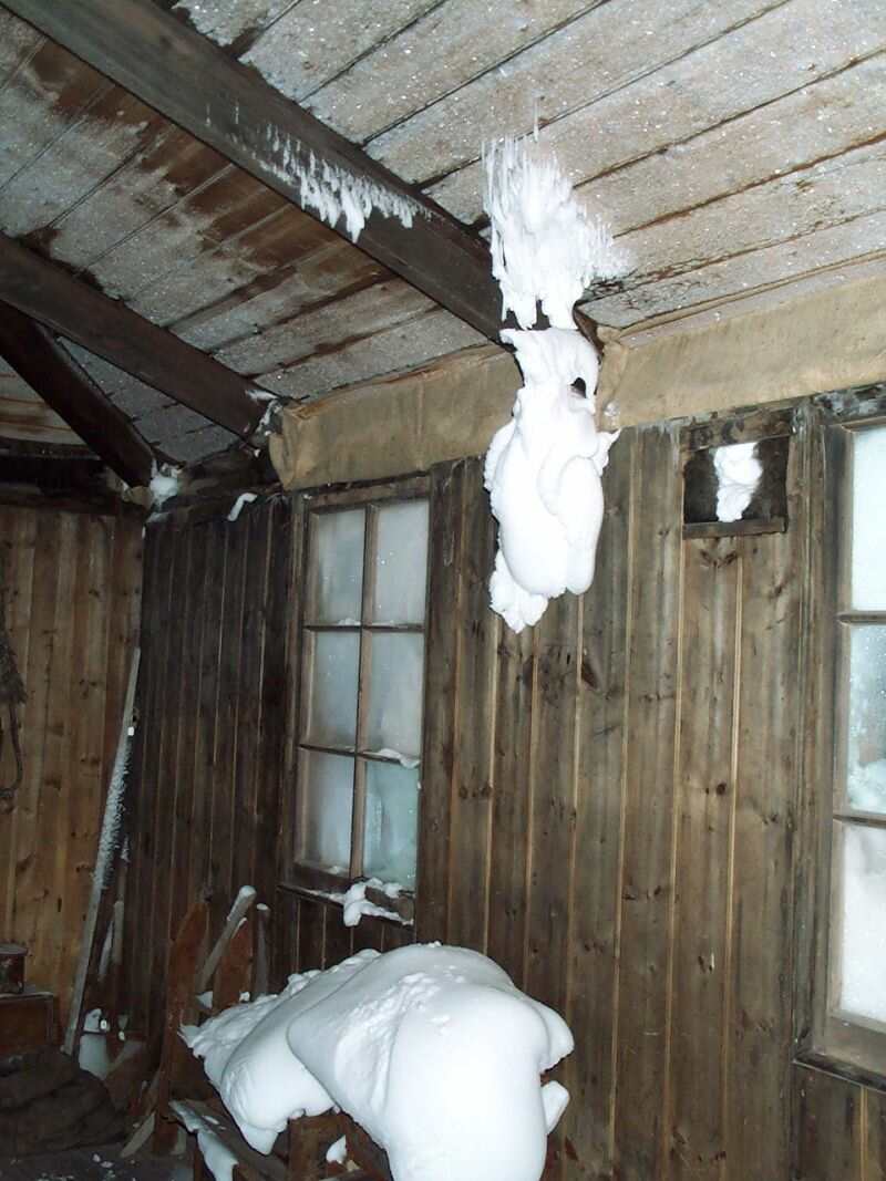 2003 Scott's 'Discovery' hut - Main Space snow ingress (001)