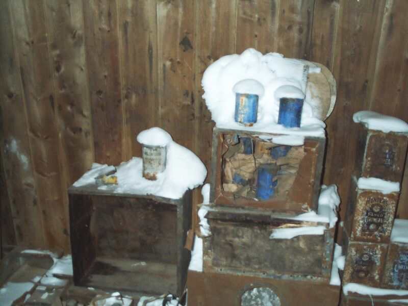 2003 Scott's 'Discovery' hut - Main Space snow ingress (002)