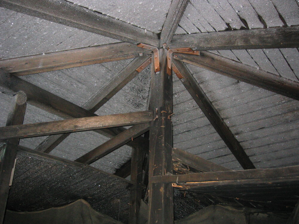 2003 Scott's 'Discovery' hut, interior - Hoar frosting on roof interior (001)