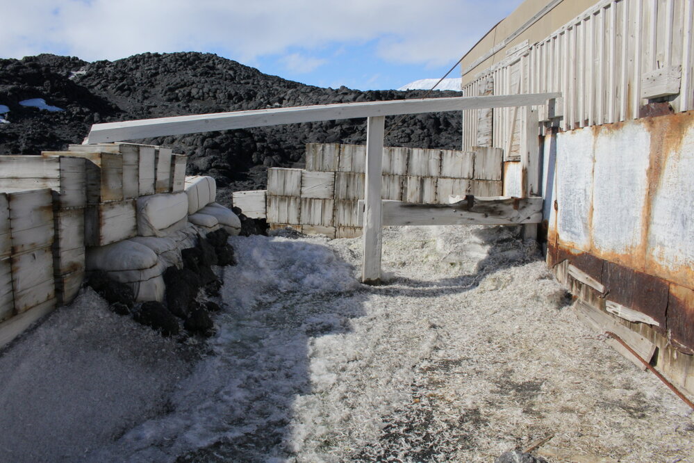 2019-20 Shackleton's 'Nimrod' Hut inspection, exterior (009)