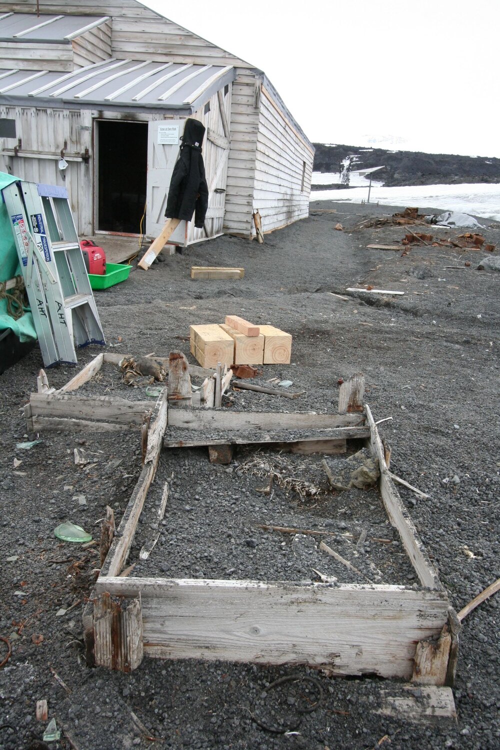 2008-09 'Terra Nova' hut artefact monitoring, exterior (061)