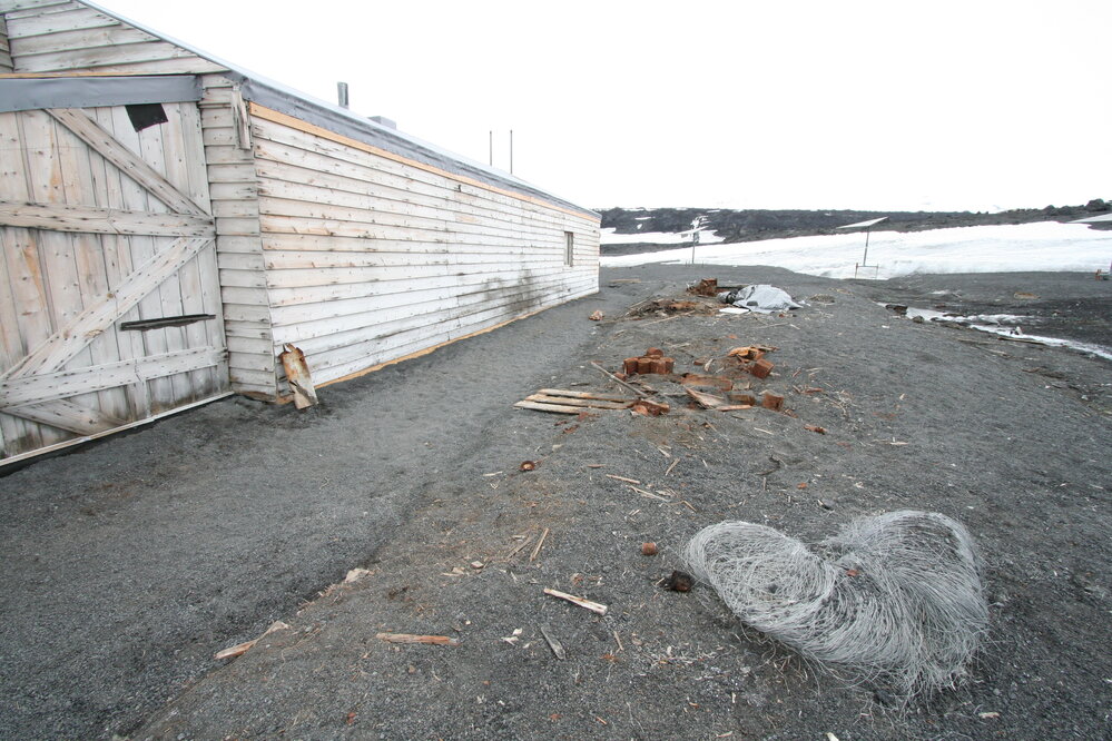2008-09 'Terra Nova' hut artefact monitoring, exterior (066)