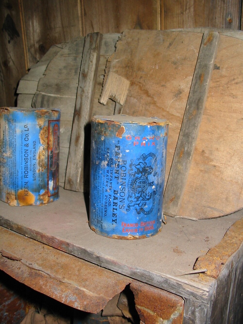 2003 K440 at Scott's 'Discovery' hut - Robinson's "Patent" barley tins, Main Space