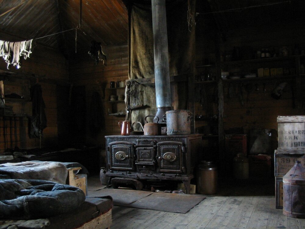 2003 K440 at Shackleton's 'Nimrod' hut, interior - Mrs Sam stove, Main room (003)