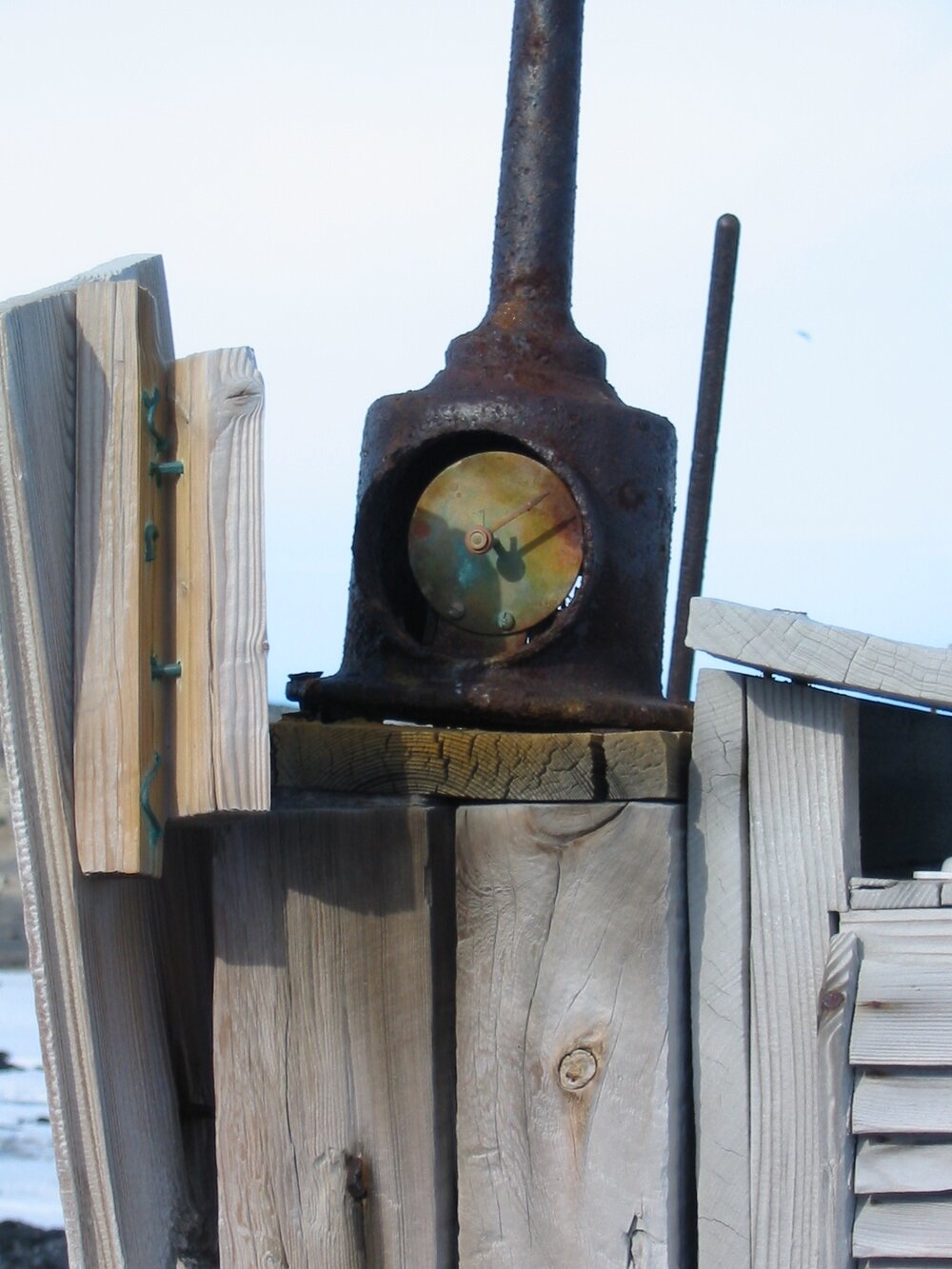 2003 K440 at Shackleton's 'Nimrod' hut, exterior - Meteorological screen anemometer (001)