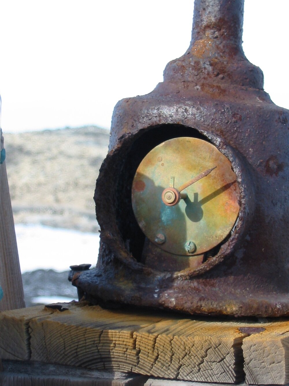 2003 K440 at Shackleton's 'Nimrod' hut, exterior - Meteorological screen anemometer (002)