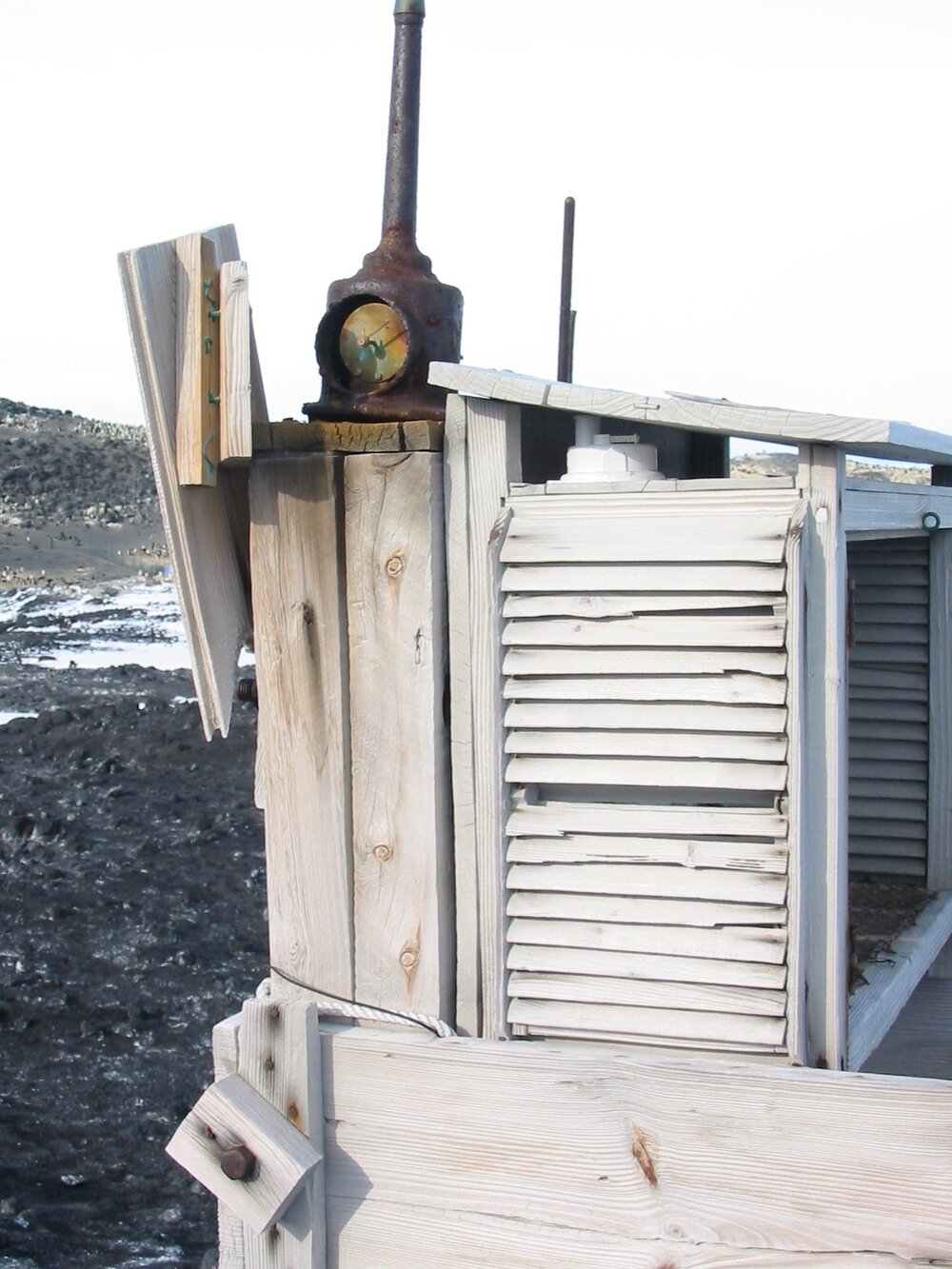 2003 K440 at Shackleton's 'Nimrod' hut, exterior - Meteorological screen (001)