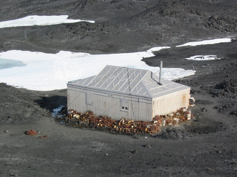 2003 K440 at Shackleton's 'Nimrod' hut, exterior - Viewed from South-east (005)