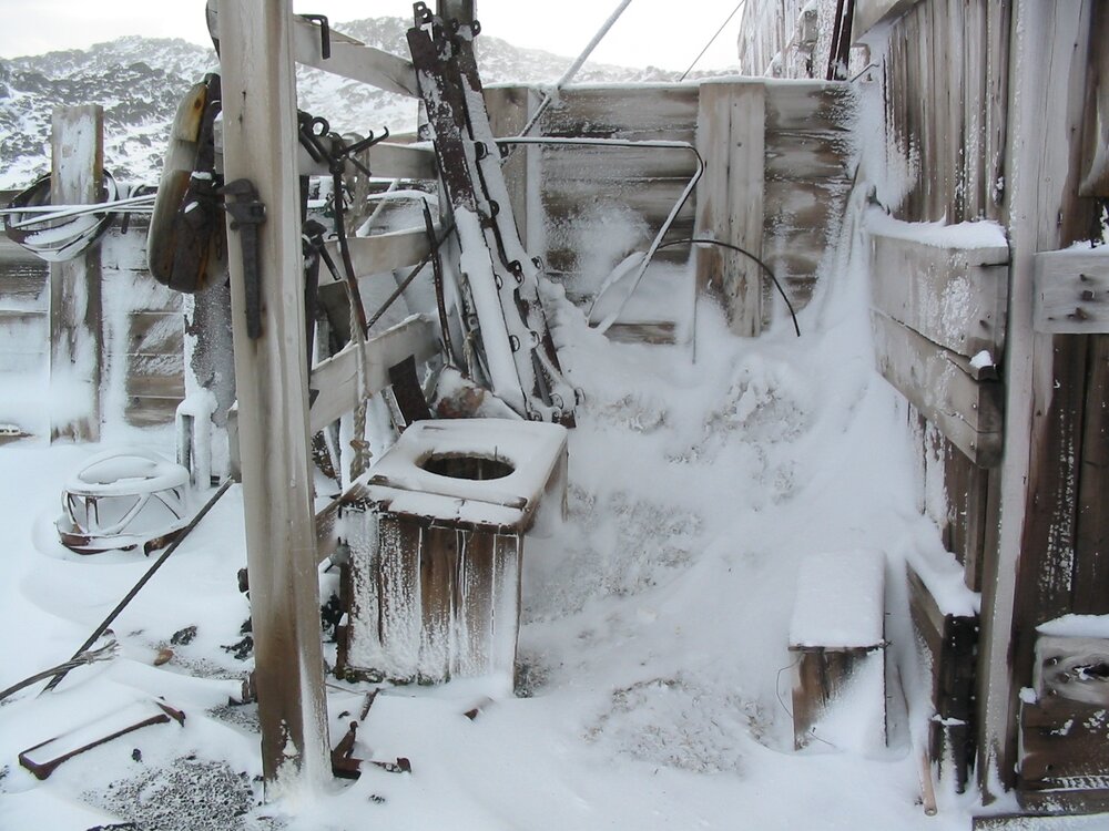 2003 K440 at Shackleton's 'Nimrod' hut, exterior - Latrine area, in snow (001)