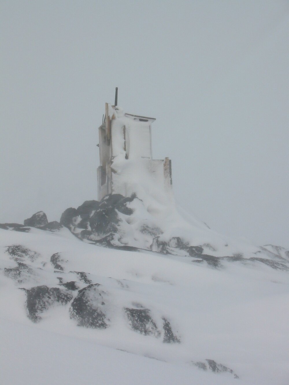 2003 K440 at Shackleton's 'Nimrod' hut, exterior - Meteorological screen, in snow
