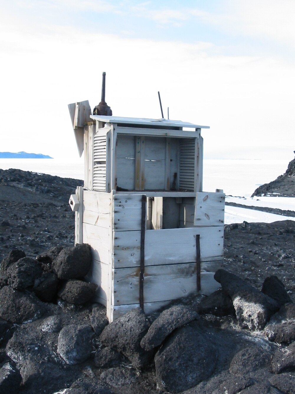 2003 K440 at Shackleton's 'Nimrod' hut, exterior - Meteorological screen