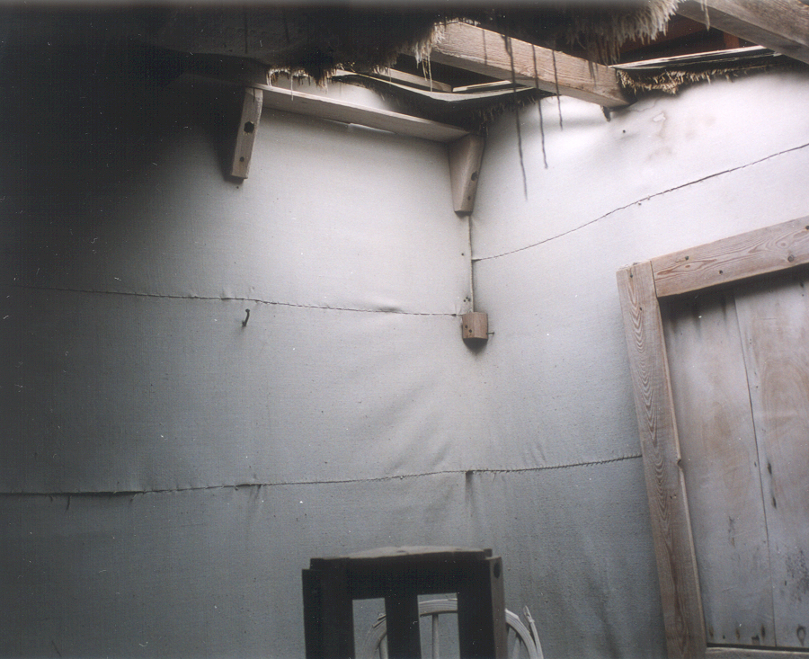 2002 K440B at Cape Evans - Magnetic hut interior (003)