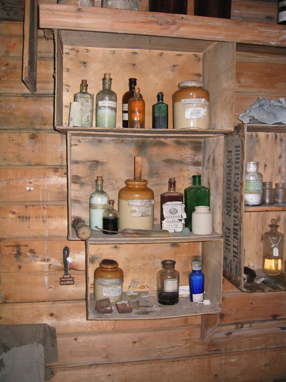 2003 K440 at Shackleton's 'Nimrod' hut, interior - Survey of box types (009)