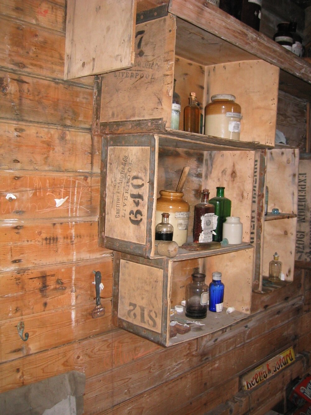 2003 K440 at Shackleton's 'Nimrod' hut, interior - Survey of box types (010)