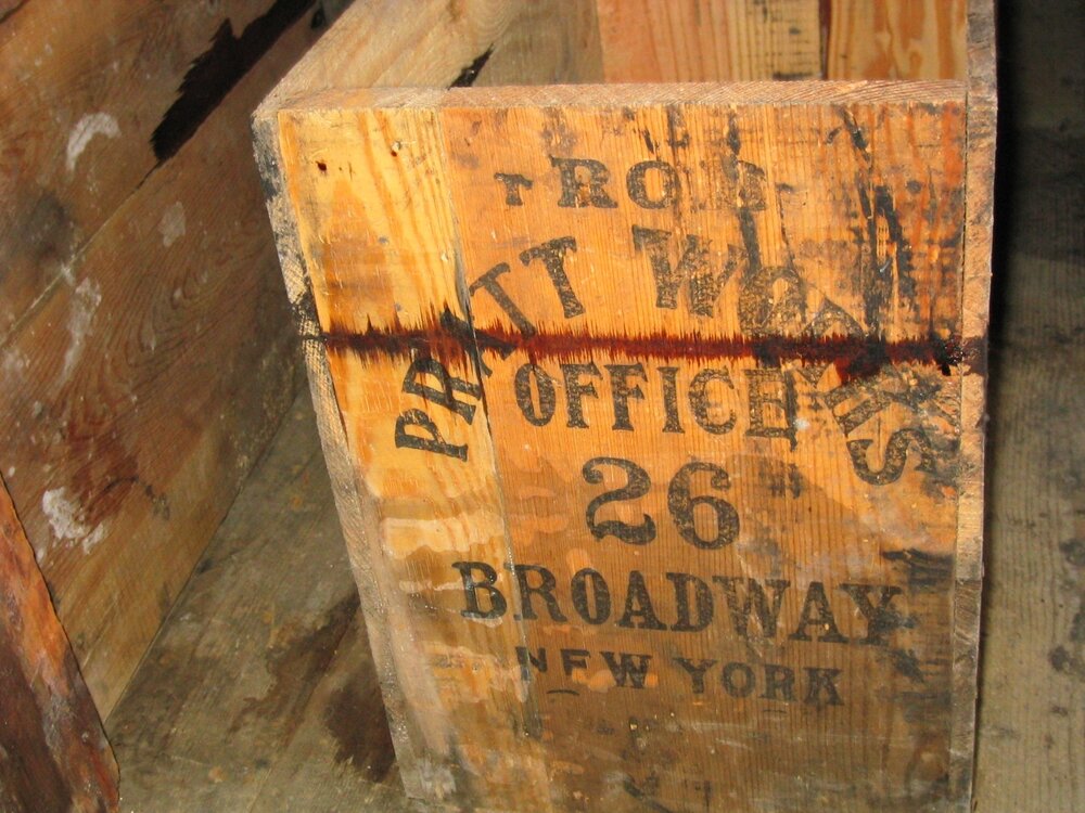 2003 K440 at Shackleton's 'Nimrod' hut, interior - Survey of box types (024)