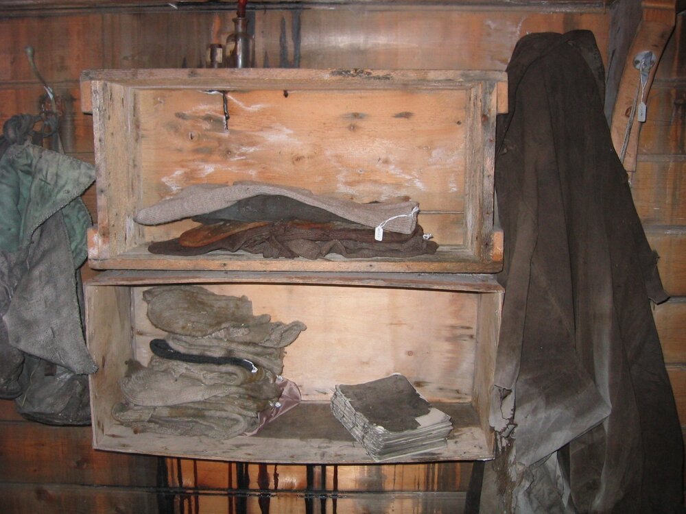 2003 K440 at Shackleton's 'Nimrod' hut, interior - Survey of box types (045)