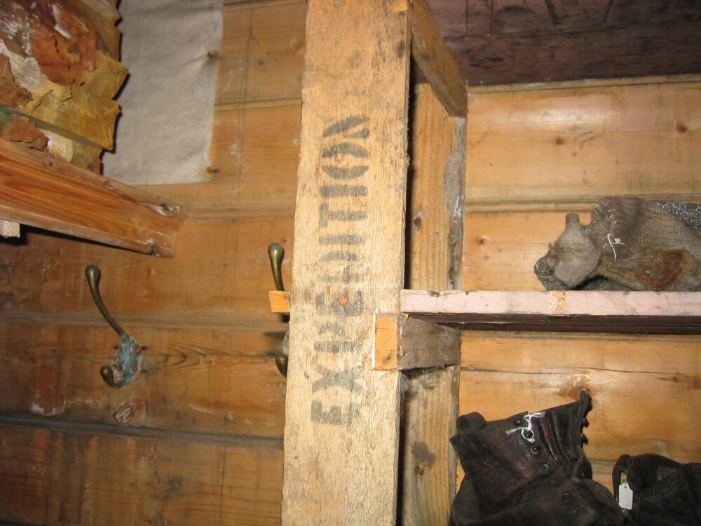 2003 K440 at Shackleton's 'Nimrod' hut, interior - Stencilling on shelving support