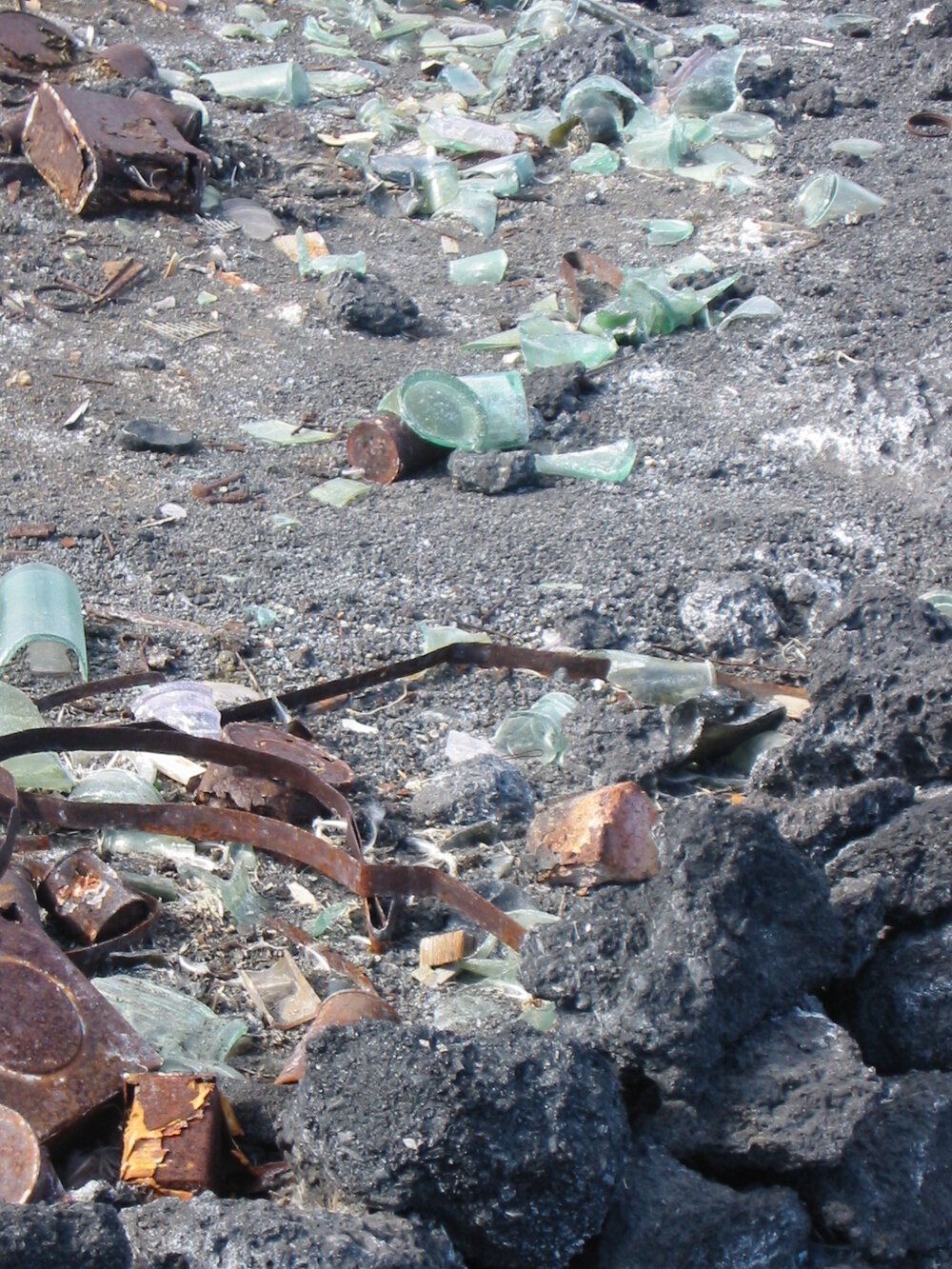 2002 K440B to Shackleton's 'Nimrod' hut, exterior - Artefact debris