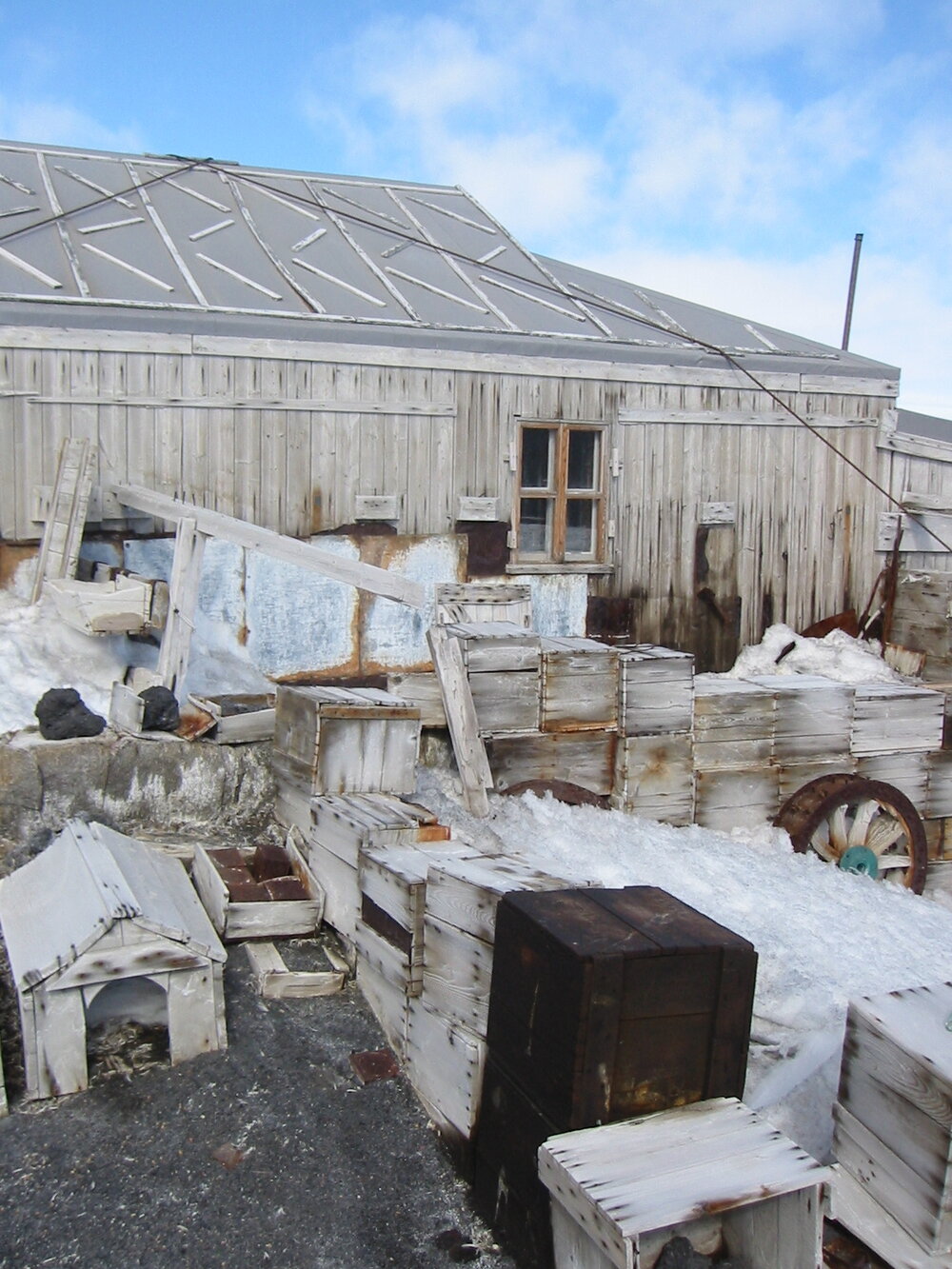 2002 K440B to Shackleton's 'Nimrod' hut, exterior - North elevation panorama (002)
