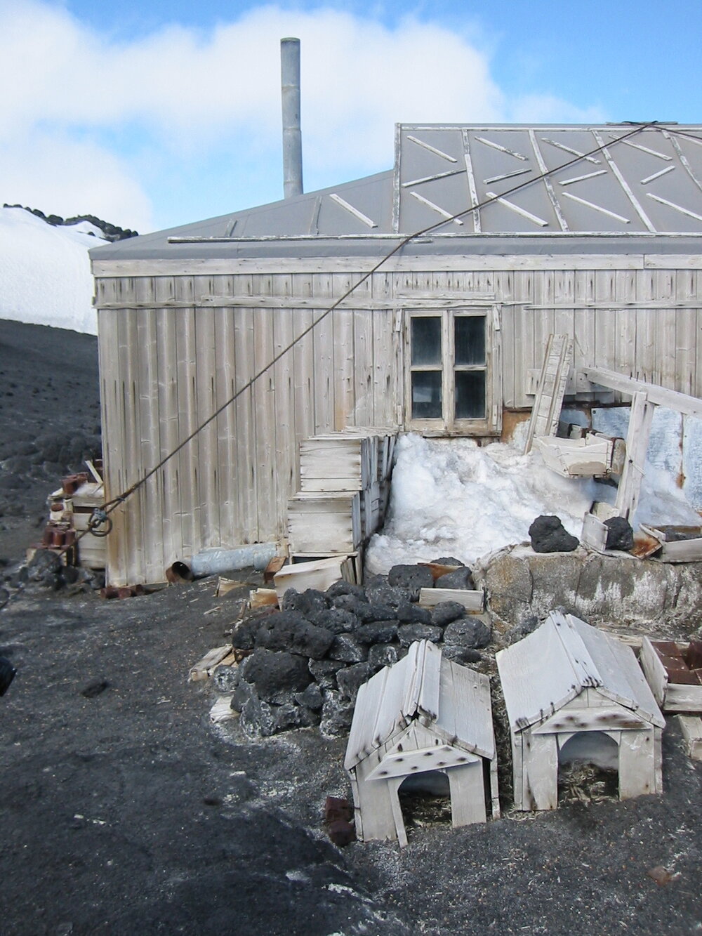2002 K440B to Shackleton's 'Nimrod' hut, exterior - North elevation panorama (003)