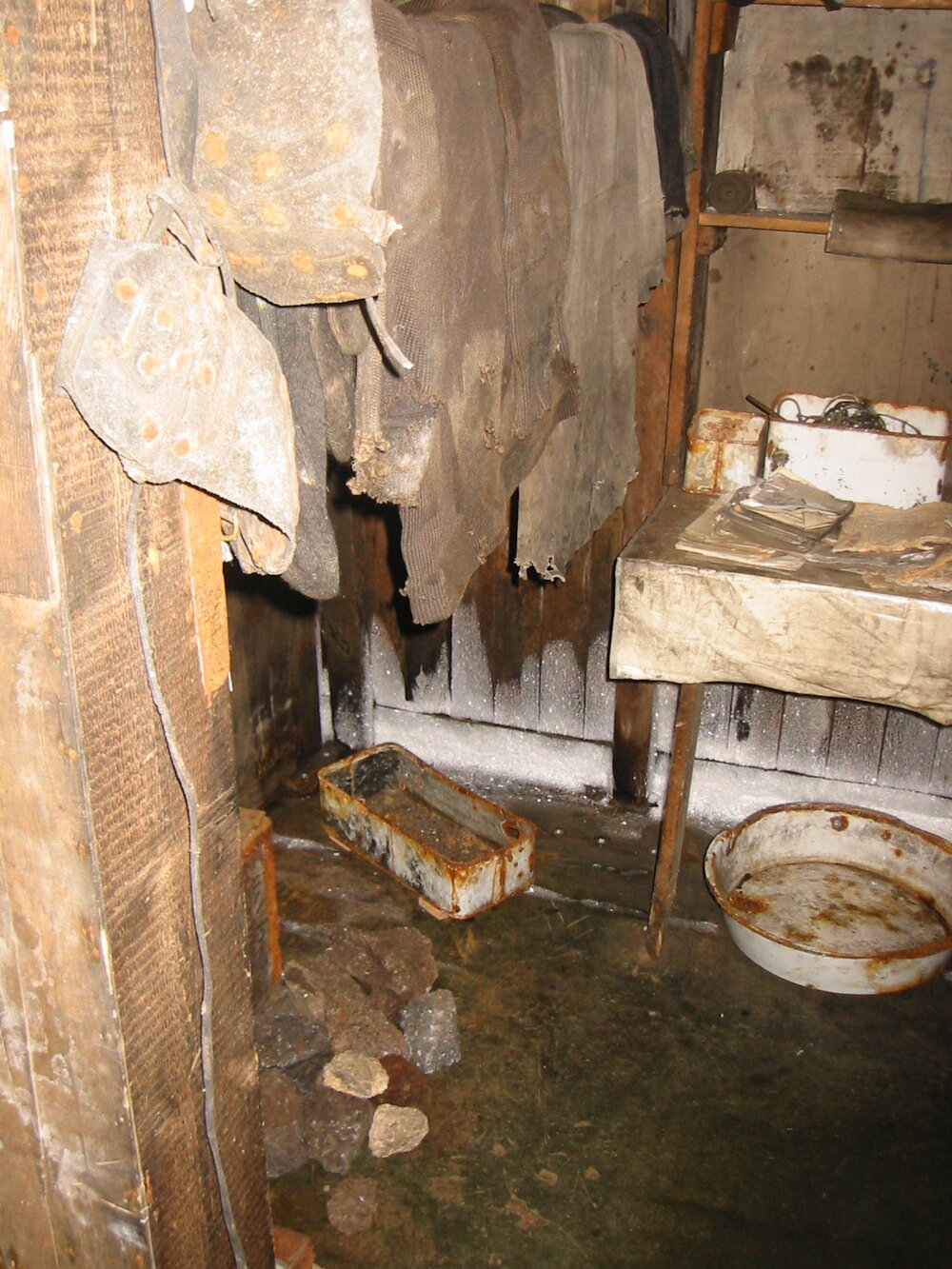 2002 Scott's 'Terra Nova' hut, interior survey image - Geology area (005)