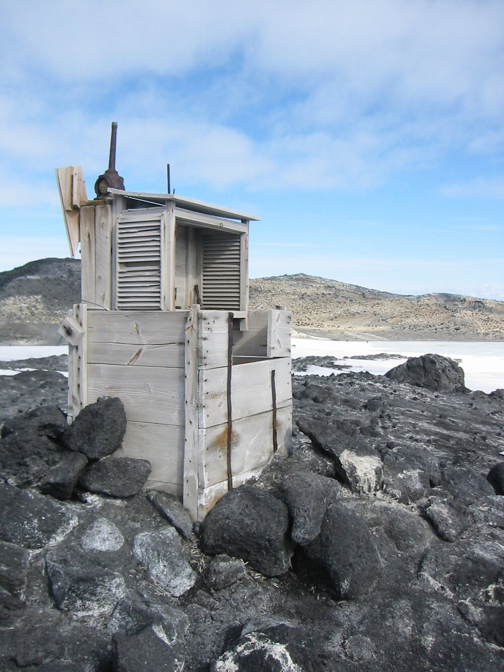 2002 K440B to Shackleton's 'Nimrod' hut, exterior - Meteorological screen (001)