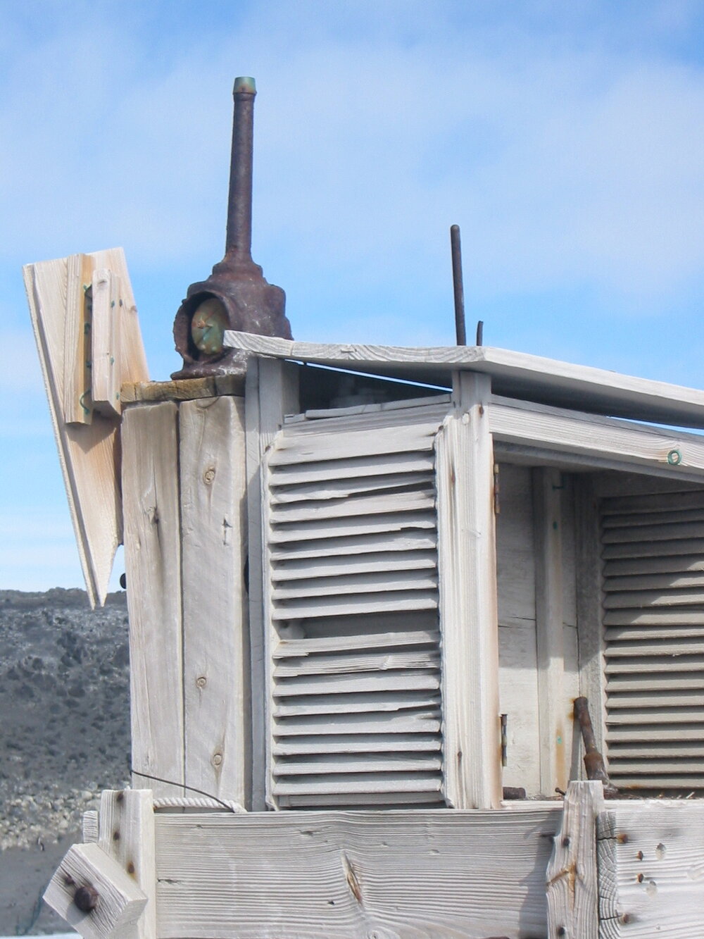 2002 K440B to Shackleton's 'Nimrod' hut, exterior - Meteorological screen (002)