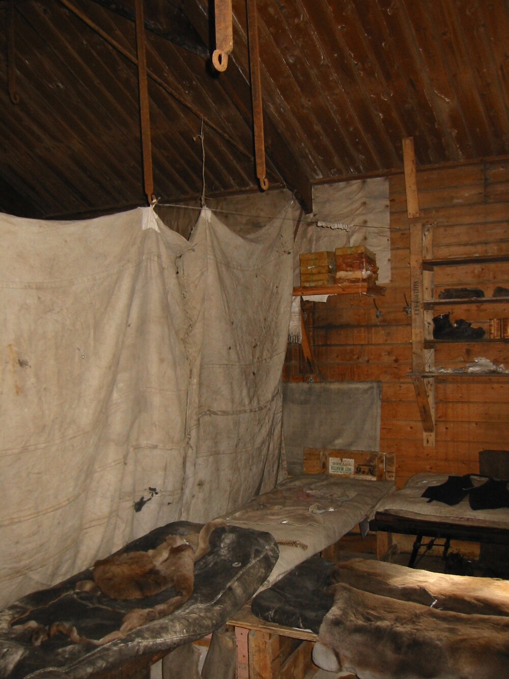 2002 K440B to Shackleton's 'Nimrod' hut, interior - Main room bunks (001)
