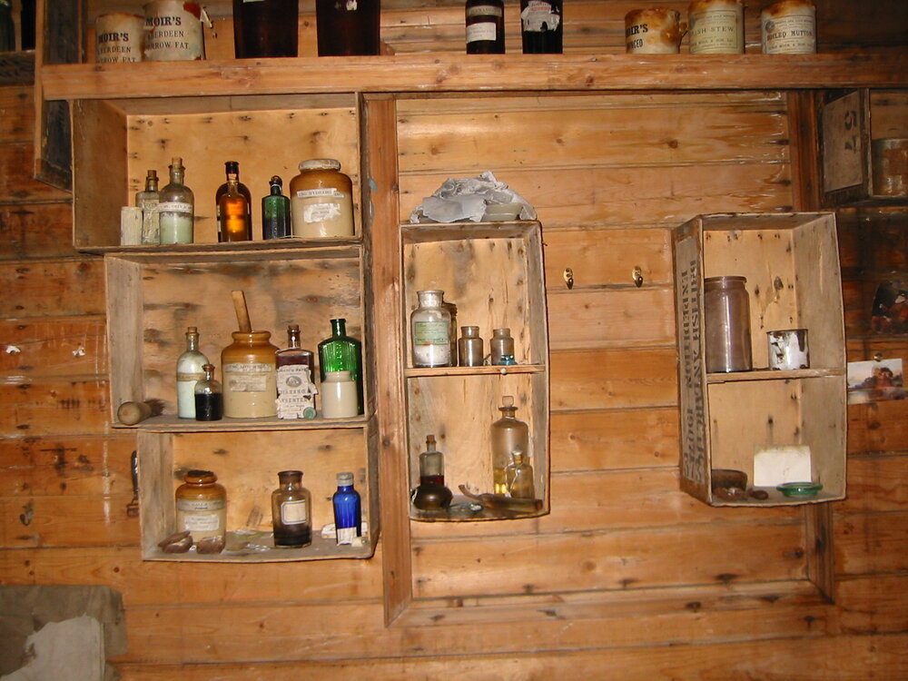 2002 K440B to Shackleton's 'Nimrod' hut, interior - Improvised shelves
