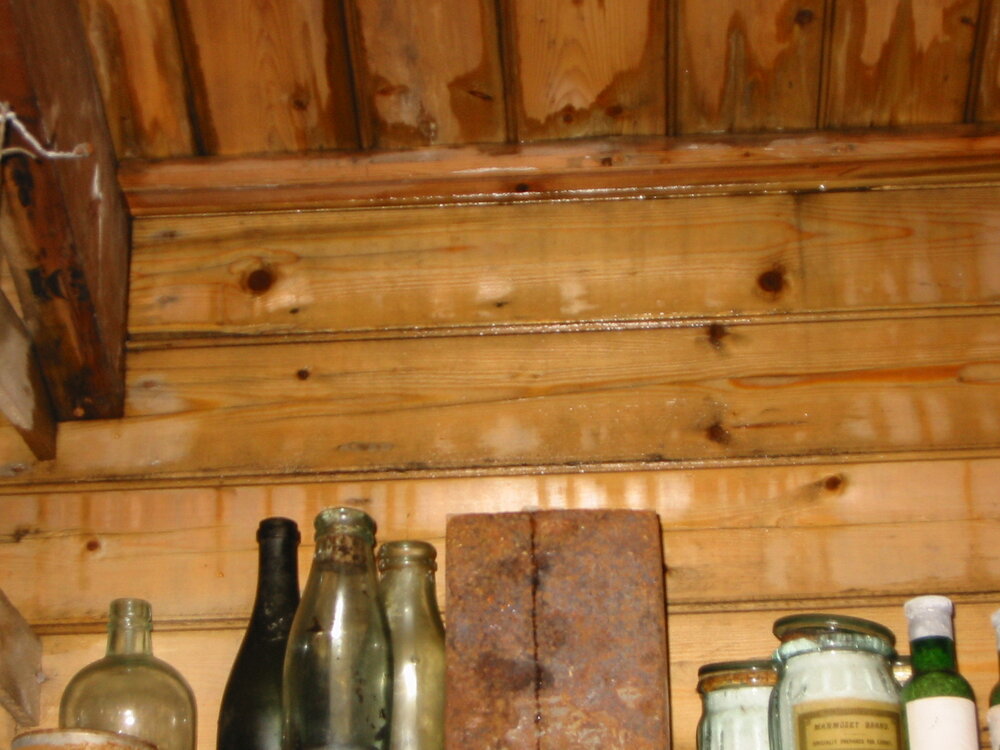 2002 K440B to Shackleton's 'Nimrod' hut, interior - Moisture on walls (002)