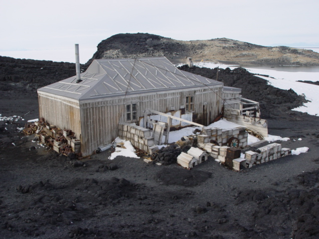 2004-05 Shackleton's 'Nimrod' hut exterior (003)