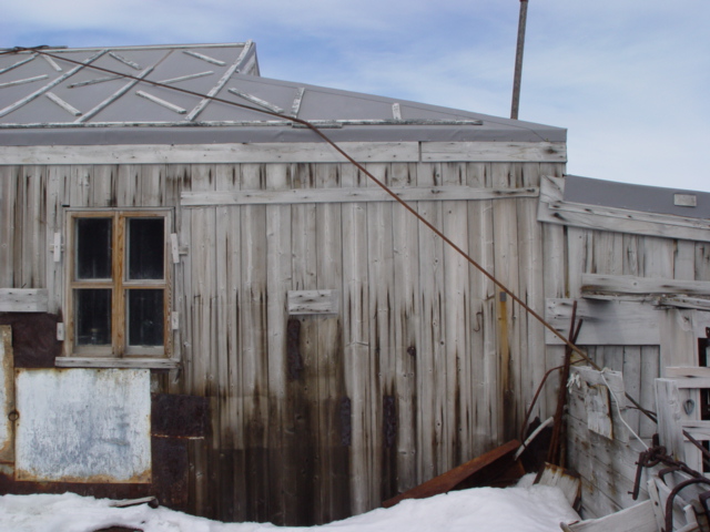 2004-05 Shackleton's 'Nimrod' hut exterior, felt (001)