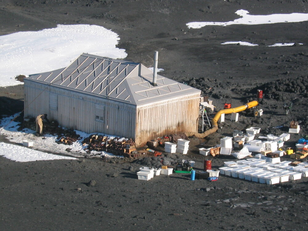 2004-05 Shackleton's 'Nimrod' hut, view of hut (001)