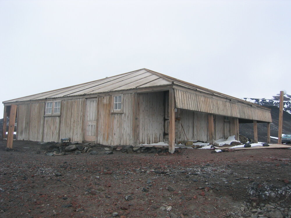 2004-05 Scott's 'Discovery' hut, exterior (006)