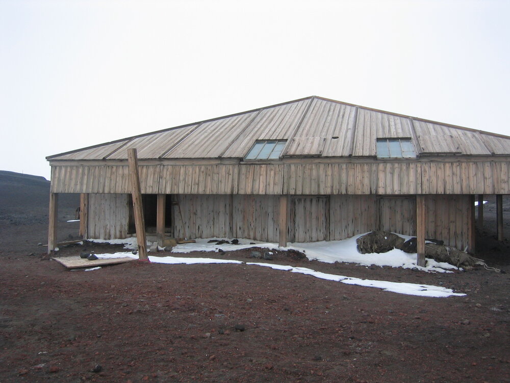 2004-05 Scott's 'Discovery' hut, exterior (007)