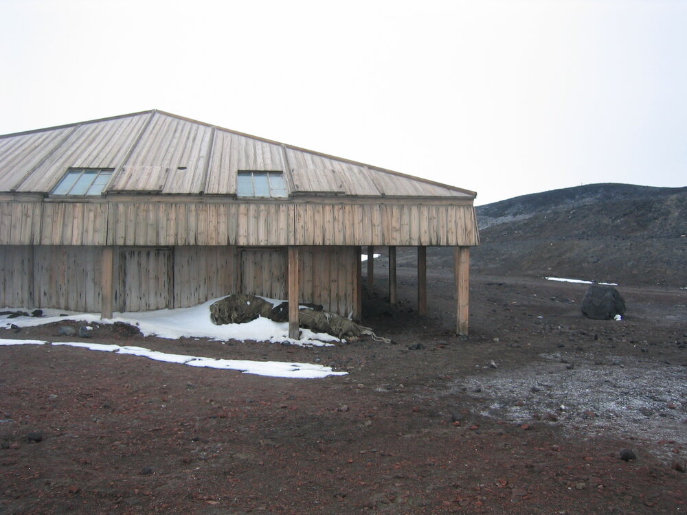 2004-05 Scott's 'Discovery' hut, exterior (008)