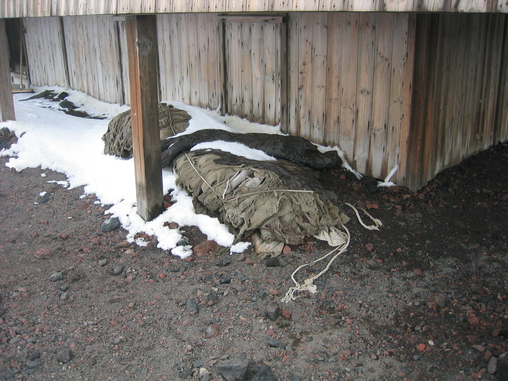 2004-05 Scott's 'Discovery' hut, exterior (010)