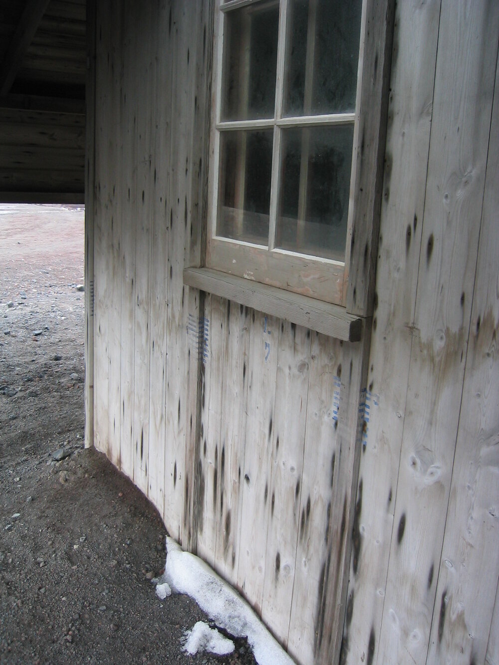 2004-05 Scott's 'Discovery' hut, exterior (014)