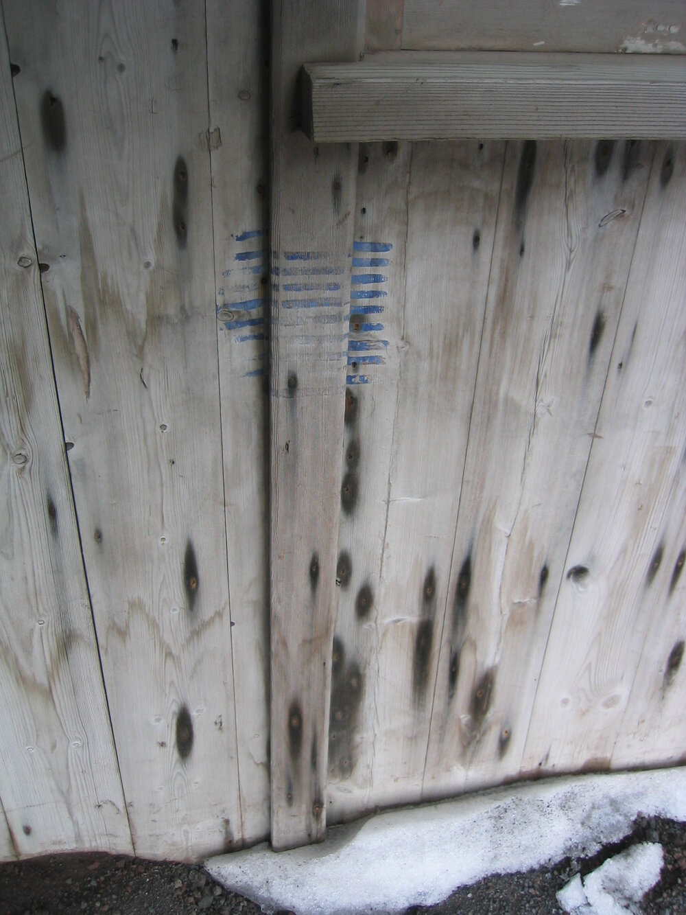 2004-05 Scott's 'Discovery' hut, exterior (015)