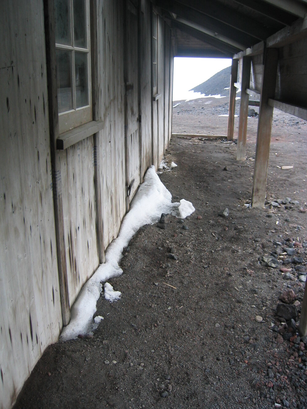 2004-05 Scott's 'Discovery' hut, exterior (016)