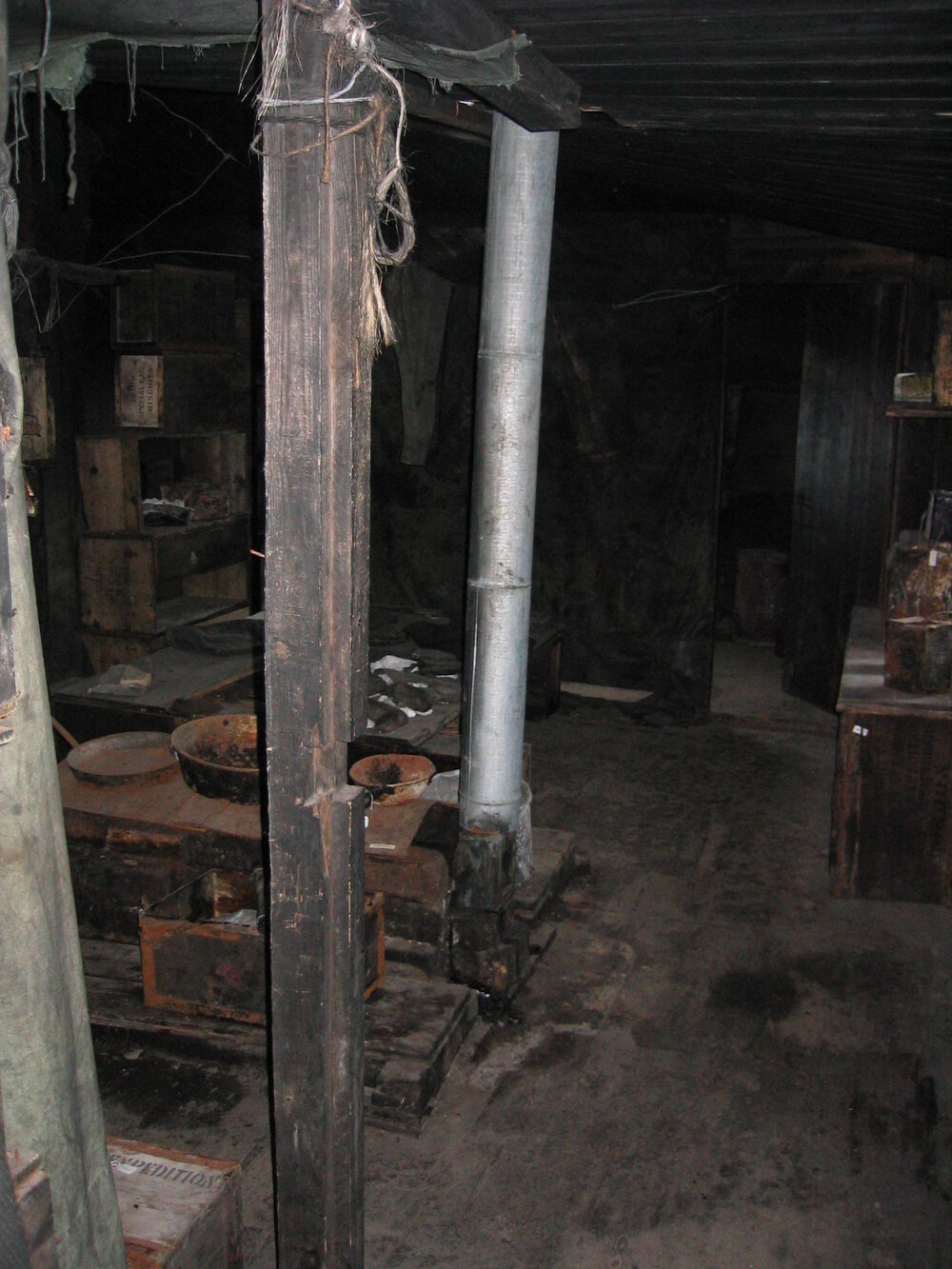 2004-05 Scott's 'Discovery' hut, interior (012)