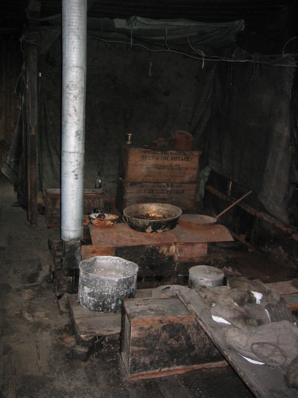 2004-05 Scott's 'Discovery' hut, interior (013)